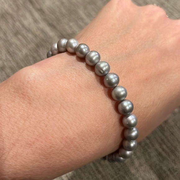 Pale Silver Freshwater Pearl Stretch Bracelet - Picture 2 of 2